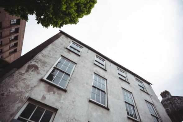 В Воронежской области капитально отремонтируют 12 домов объектов культурного наследия В текущем году в регионе планируется провести капитальный ремонт 12 многоквартирных домов имеющих статус объектов культурного наследия Работы будут выполнять подрядчики обладающие лицензией Министерства культуры что является обязательным требованием для подобных объектов Программа ремонта включает традиционные виды работ обновление кровель фасадов подвальных помещений и инженерных коммуникаций В список вошли дома в трех населенных пунктах В Борисоглебске приведут в порядок дом 26 по улице Советской в Острогожске дом 113 по улице Прохоренко Остальные 10 зданий находятся в Воронеже на улицах Краснознаменной 127 20 летия ВЛКСМ 40а Алексеевского 24 Никитинской 2 и 3 Сакко и Ванцетти 77 80б и 87 Степана Разина 51 Тимирязева 3 Подписаться на VRN Град