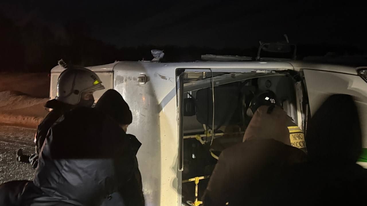 Пять человек погибли в ДТП в Красноярском крае Ещё шесть пострадали Как сообщили ТАСС в оперативных службах на трассе Р 255 Сибирь автобус ПАЗ столкнулся с грузовым автомобилем Собеседник агентства уточнил что погибшим было 16 17 лет По его словам в автобусе находились 13 человек 11 из них подростки На месте работают экстренные службы причины ДТП выясняются UPD у грузовика который вёз модульный дом отсоединился прицеп он вылетел на встречную полосу и врезался в микроавтобус В МВД сообщили что возбуждено уголовное дело о нарушении ПДД повлёкшем по неосторожности смерть двух и более лиц Подписаться на Говорит Москва Telegram VK MAX