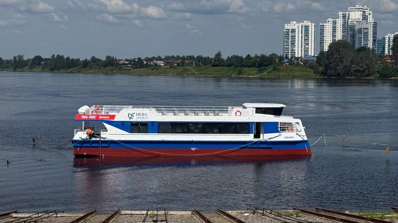 ОСК спустила на воду экскурсионно-прогулочный пассажирский катамаран «Габион» На Средне-Невском судостроительном заводе ОСК состоялась торжественная церемония спуска на воду экскурсионно-прогулочного пассажирского катамарана «Габион» проекта 04710 «Соммерс». В праздничном мероприятии приняли участие представители региональной власти, администрация предприятия, корабелы и их семьи, сообщает пресс-служба ОСК. Катамаран «Габион» стал третьим судном в серии катамаранов проекта 04710 «Соммерс», который строится в рамках соглашения о сотрудничестве между Минпромторгом России, кластером «Остров фортов» и судоходной компании «Нева Тревел». Судно спроектировано с учетом особенностей расположения фортов в акватории Финского залива, что позволит перевозить пассажиров к полностью изолированным от берега фортам «Кроншлот» и «Император Александр Первый», которые будут отреставрированы и открыты для посещения в 2026 году. Подписаться на «Медиапалубу»