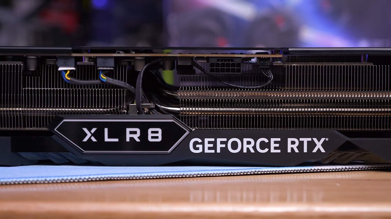 GeForce RTX 5080 с 16 ГБ памяти поступит в продажу первой из линейки RTX 50 — это случится уже в январе, сообщили в Wccftech.  По данным СМИ, в NVIDIA решили сперва выпустить эту модель, чтобы более мощная RTX 5090 её не затмила.