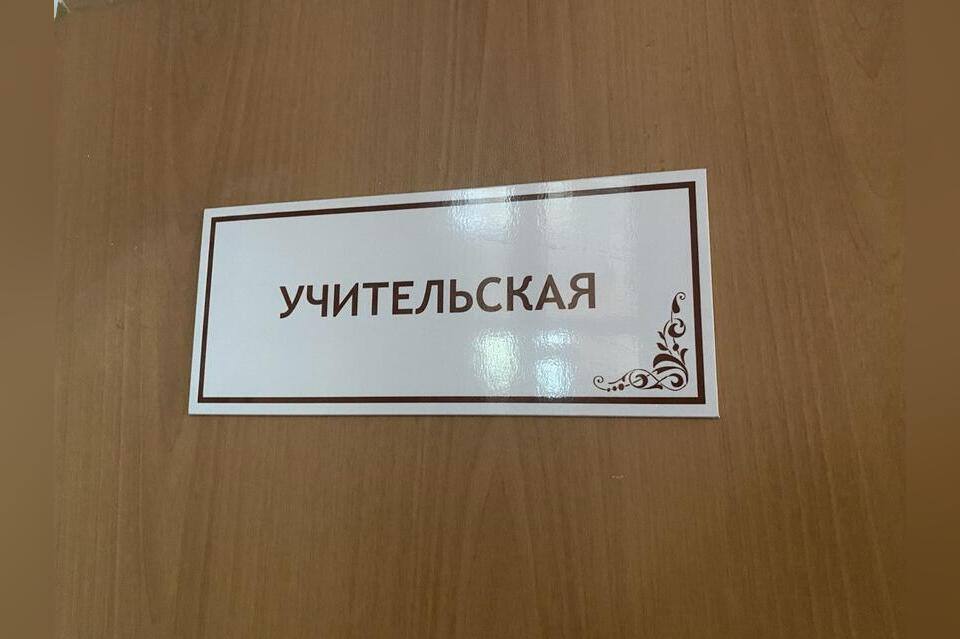 Зарплаты учителей необходимо поднять на 26% уже в 2025 году, чтобы довести выплаты до уровня средней зарплаты по региону.   Об этом заявил лидер партии «Справедливая Россия — за правду» Сергей Миронов.  «С 1 января бюджетникам повышают зарплаты на 13,2%. Но мало того, что это ниже реальной потребительской инфляции, так еще и база, то есть сам размер зарплат, мизерная. А значит, и прибавка будет соответствующей», - сказал политик.  Он отметил, что, по данным Росстата, в первом полугодии 2024-го средняя зарплата педагога в стране составляла около 71,5 тысячи рублей.  «Эта цифра получается путем сложения самых высоких зарплат в столицах и на севере с самыми низкими на юге и в глубинке. Но даже такая "средняя температура" ниже размера средней зарплаты в России, которая по итогам года превысила 80 тысяч рублей. В самых бедных регионах разрыв еще больше – учителя фактически получают зарплаты в районе 30–35 тысяч рублей, то есть как дворники! Это дикость и позор!», - разюмировал Миронов.  Парламентарий призвал правительство и депутатов Госдумы прислушаться к предложениям и взять деньги из таких источников, как банков и крупного капитала, иначе «обещанные врачам и учителям зарплаты останутся лишь на бумаге».  Согласны ли вы с таким предложением?     - да     - нет  ZAB.RU