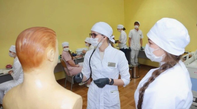 На Сахалине создают единую систему непрерывного медицинского образования Сахалинский медицинский колледж и филиал Тихоокеанского государственного медицинского университета ТГМУ формирует единую систему непрерывного медицинского образования начиная с медицинских классов в школах Медицинские классы в школах дают школьникам первые знания и навыки в области медицины Сахалинский медицинский колледж ключевое звено среднего профессионального образования Здесь студенты получают практические навыки и теоретические знания необходимые для работы в системе здравоохранения региона В 2025 году колледж выпустил 343 специалиста при плане в 300 человек а в 2026 году ожидается выпуск ещё 480 профессионалов среднего звена Филиал ТГМУ в Южно Сахалинске первый филиал медицинского вуза на Дальнем Востоке открылся в 2025 году В филиале где начали обучение 30 студентов представлены программы специалитета и ординатуры В 2026 году число учащихся увеличится до 340 человек Клиническими базами для обучения стали Южно Сахалинская городская больница им Ф С Анкудинова Консультативно диагностический центр и областной клинический онкологический диспансер Помимо развития образовательной системы в Сахалинской области применяются и другие меры для решения кадрового вопроса в медицине привлечение из других регионов обучение по целевым договорам выезды мобильных бригад узких специалистов в районы области Сахалин