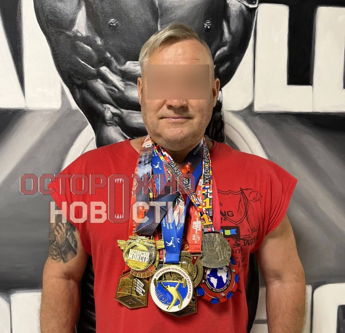 В Нижегородской области оштрафовали фитнес тренера за фото с воровскими звездами Как пишут Осторожно новости пауэрлифтер Валерия Р из Дзержинска запостил в спортивном паблике который он администрирует фотографию спортсмена с татуировками на ключицах На публикацию наткнулись силовики которые сочли что перед ними символика запрещённого АУЕ В итоге Валерия оштрафовали на тысячу рублей На суде он заявил что не знал о том что восьмиконечная звезда является скрытой нацисткой символикой На прошлой неделе рэпера Icegergert начали проверять на пропаганду АУЕ за лозунг Жизнь ворам Музыканту пришлось спешно извиняться Задонатить через бота Patreon Boosty