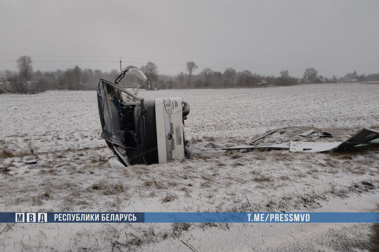 В Белоруссии в ДТП попал рейсовый автобус Москва Брест Один человек погиб десять госпитализированы один из них находится в реанимации По данным Минздрава республики пассажирка скончалась до прибытия врачей В МВД сообщили что авария произошла ночью в Толочинском районе Витебской области на трассе М 1 По предварительным данным водитель автобуса не справился с управлением машина съехала в кювет и опрокинулась Подписаться на Говорит Москва Telegram VK MAX