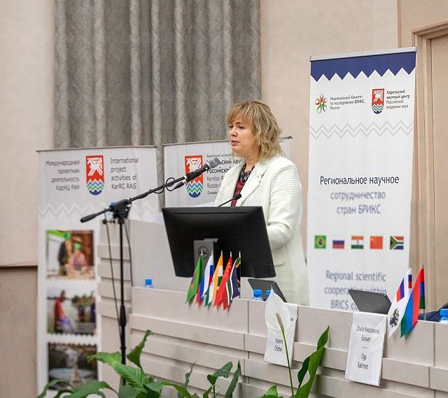 Министерство науки и высшего образования РФ продлило полномочия Ольги Бахмет на должности Генерального директора КарНЦ РАН Минобрнауки РФ рассмотрело все представленные на конкурс материалы включающие характеристики кандидатов их планы развития Центра результаты голосования за кандидатов в Центре согласование кандидатур в Президиуме РАН а также в различных федеральных ведомствах По результатам последнего этапа кандидатуры Ольги Бахмет и Юрия Заики были согласованы а Александра Крышеня отклонена При этом кандидатура Юрия Заики также не была поддержана так как он набрала в ходе голосования в Центре наименьшее количество голосов из трех претендентов Подводя итоги конкурса Министерство приняло решение о продлении полномочий Ольги Бахмет в качестве исполняющего обязанности генерального директора Центра Подробнее об этом читайте на сайте КарНЦ РАН