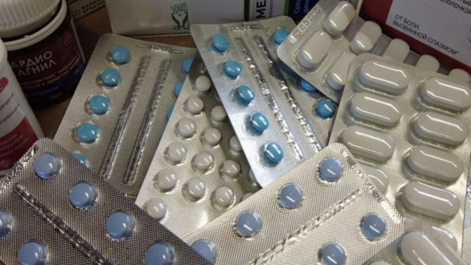 О создании фармацевтического завода инвестором из Индии Пока не получается Работа над созданием фармацевтического завода инвестором из Индии в Мурманской области пока не складывается следует из ответа губернатора Андрея Чибиса на вопрос о международном сотрудничестве По поводу инвестора из Индии нюансов много они пока не структурируются сказал он К сожалению по многим причинам в том числе субъективного плана пока не получается При этом Чибис намекнул что работа с китайскими партнёрами даёт эффект но всех подробностей раскрывать не стал Напомним в Мурманске обещали запустить видимо и постоят фармацевтический комплекс в 2027 году он будет производить импортозамещающие лекарства общие гормональные и онкологические препараты Источник