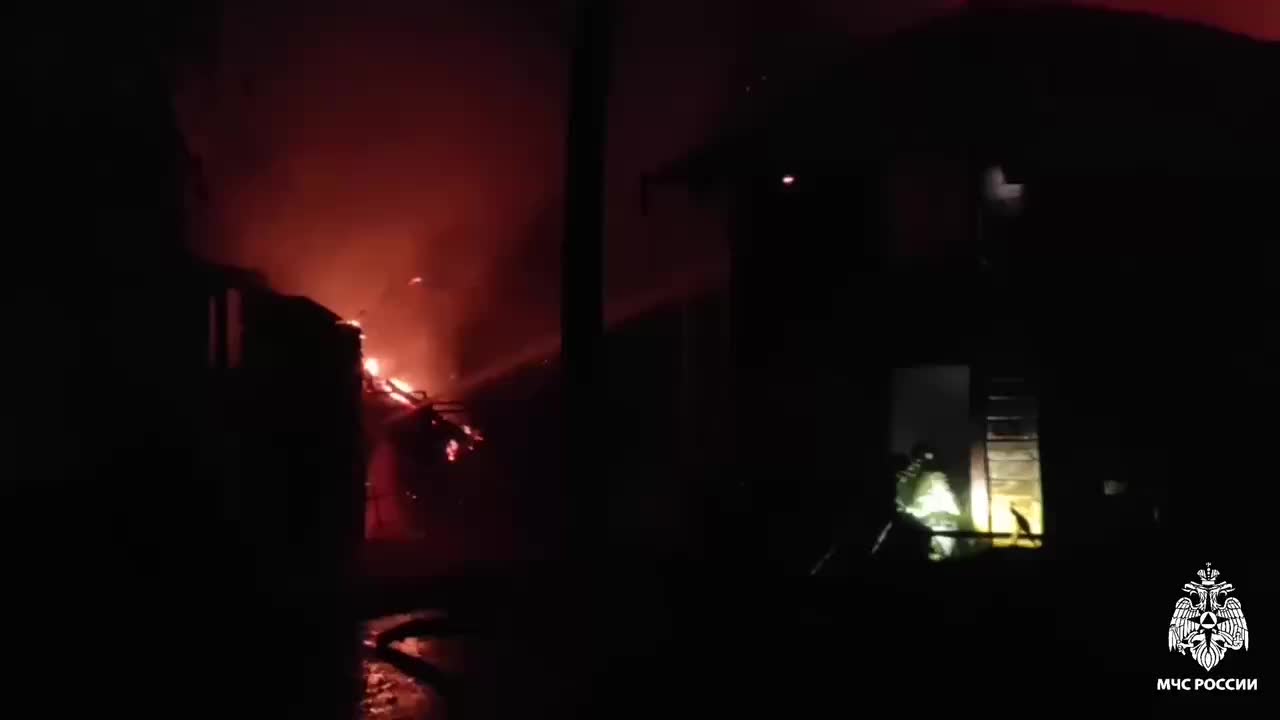 Пожар в Новосибирском зоопарке: два здания охвачены огнем, на месте работают спасатели