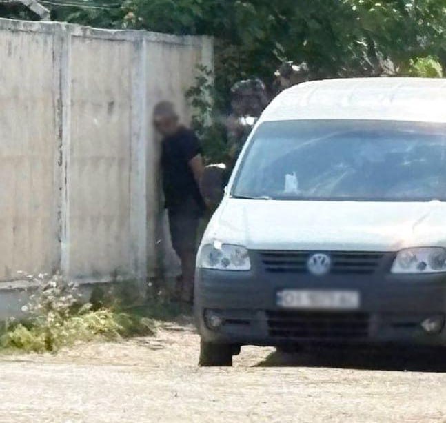 В Черкассах произошел инцидент с участием местного жителя, который вооруженный гранатой и пистолетом пытался противостоять сотрудникам военкомата. Мужчина попытался взять одного из военкомов в заложники, заявив, что у него "нет ни дома, ни женщины, ни семьи". После неудачной попытки и переговоров, он сдался правоохранителям и был погружен в транспортное средство.
