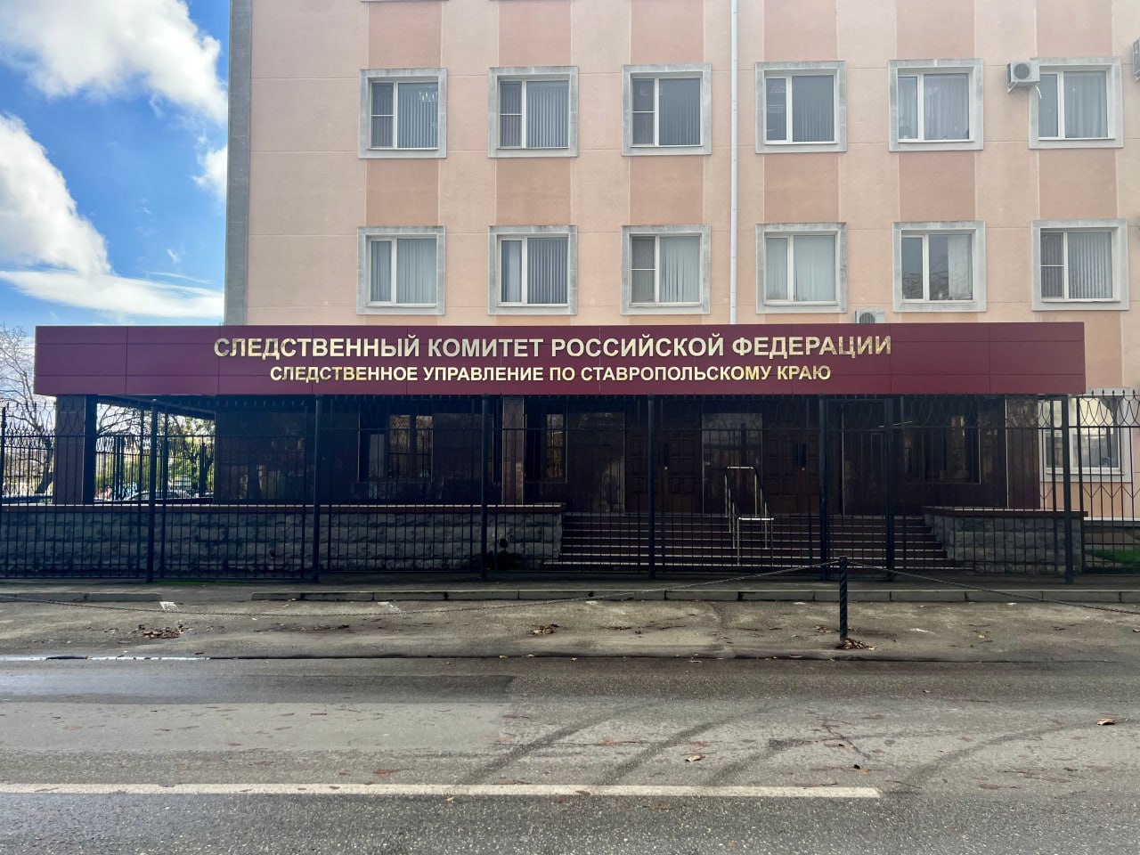 Экс-начальник угрозыска возглавил банду воров на Ставрополье С 2020 по 2022 год группировка совершила 8 проникновений в жилища и украла имущество на 15 млн рублей. Помимо бывшего начальника угрозыска ОМВД России «Предгорный» в банду входил его близкий друг и еще двое знакомых, рассказали в краевом Следкоме. Экс-полицейский подбирал дома и сообщал, когда хозяев не было дома. Чтобы не попасться, участники банды использовали сим-карты третьих лиц, ездили на машинах без номеров, надевали перчатки для скрытия отпечатков и планировали пути отступления. После ограблений бывший начальник угрозыска специально саботировал раскрытие преступлений, чтобы участников банды не привлекли к ответственности. Благодаря слаженной работе Следкома, ФСБ И МВД злоумышленники все же попались. Их задержали и заключили под стражу, а на имущество и счета наложили арест. Вскоре они предстанут перед судом.