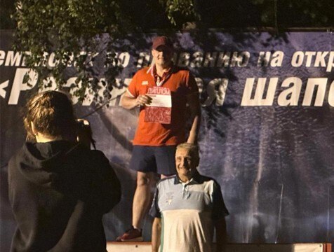 Людиновский пловец победил в ультра-марафоне чемпионата Москвы   На Истринском водохранилище состоялся ультра-марафонский заплыв на дистанцию 10 км. Он проводится в рамках открытого чемпионата Москвы и Московской области по плаванию на открытой воде "Резиновая шапочка". Заплыв проходил при экстремальных погодных условиях, и две трети пловцов были сняты с дистанции. Но шторм не смог помешать финишировать Николаю Зиновьеву из Людинова. В своей возрастной категории он завоевал золотую медаль.