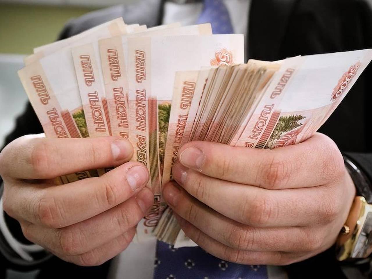 Шахта Спиридоновская тонет в долгах выплаты будут не раньше апреля 2026 года Шахта Спиридоновская в Кузбассе задолжала угольщикам 216 5 млн руб за июнь июль и август Из 938 работников осталось 279 человек из них 268 поддерживают жизнеобеспечение шахты В августе за счет продажи угля частично выплатили зарплаты за июнь и алименты Но добыча остановлена уже неделю долги растут Для возобновления работы нужно закрыть долг перед ВГСЧ Сегодня суд рассмотрит дело о банкротстве Полное погашение долгов за июль возможно не раньше ноября а за все месяцы только к апрелю 2026 Инцидент Кемерово