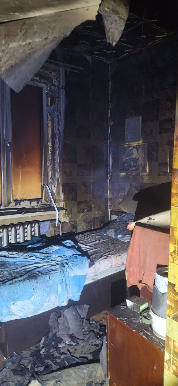 В Котласском районе проводится проверка по факту гибели женщины в результате пожара 15 декабря 2025 года днем в квартире многоквартирного деревянного дома в поселке Шипицыно Котласского района произошло возгорание После тушения пожара на месте происшествия обнаружено тело 70 летней хозяйки жилища Предварительная причина смерти отравление угарным газом Ее супруг госпитализирован в больницу с признаками отравления угарным газом По данному факту региональными следственными органами СКР проводится доследственная проверка Устанавливаются обстоятельства происшествия и причина смерти погибшей женщины Назначены необходимые экспертизы По результатам проверки будет принято процессуальное решение