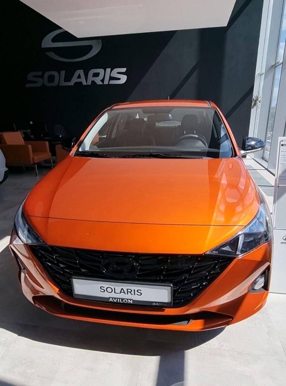 Solaris анонсировал повышение локализации бывших Kia и Hyundai  "Несмотря на недавнее появление на российском автомобильном рынке по результатам 9 месяцев 2024 года  согласно внутренней оценке компании  Solaris удалось закрепить за собой 3 место в классе седанов", - сообщили в пресс-службе "АГР".  "В ближайшей перспективе мы сделаем акцент на углублении локализации производства и развитии новых цифровых сервисов, а также продолжим расширение географии своего присутствия", - заявил гендиректор группы компаний "АГР" Алексей Калицев.  В настоящее время в России насчитывается 81 дилерцентр в 55 городах. Всего было произведено более 17 тыс Solaris, их реализация стартовала в марте, и её объём составил 13 779 авто.  #новости #solaris