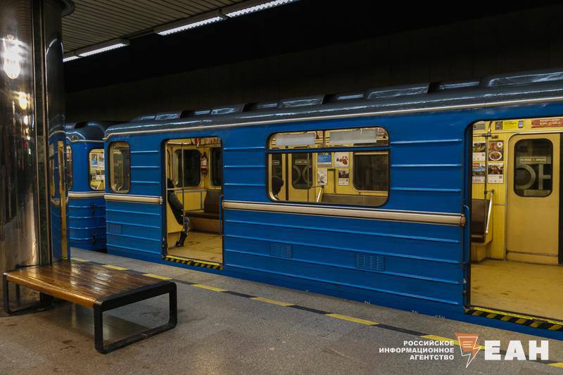 Насколько метро выгодно для мегаполиса рассказали екатеринбуржцам Строительство новых веток метрополитена может стать спасением от пробок создания рабочих мест и повышения инвестиционной привлекательности Директор Минскметропроект Михаил Рудько привел пример Минска где метро начало развиваться в 1977 году У нас в Минске население 2 млн человек Ближе всего к нам Екатеринбург и Новосибирск отметил он не забыв упомянуть что в Минске сегодня 36 станций и 720 тыс пассажиров ежедневно По словам Рудько если в Екатеринбурге развернуть строительство метро это поможет не только уменьшить пробки но и улучшить экологию Время передвижения по городу может сократиться на 15 20 минут Но вот беда для начала строительства второй ветки необходимо согласие на федеральном уровне и от 120 до 160 млрд рублей Так что пока екатеринбуржцы продолжают страдать в пробках мечтая о подземных путях к светлому будущему EanNews