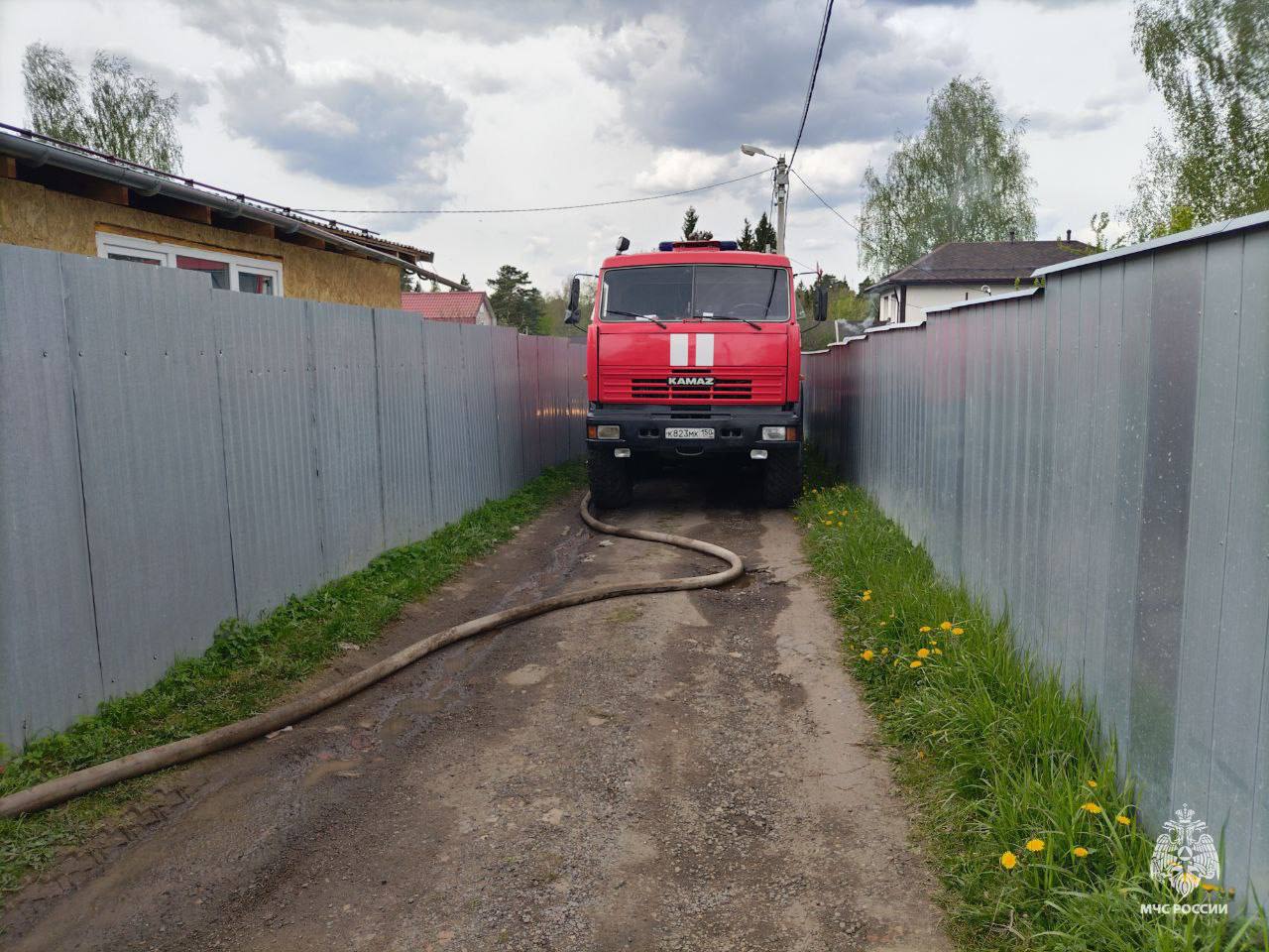 Трое мужчин погибло при пожаре в частном доме в подмосковном Пушкине Огонь распространился на 60 квадратов. Предположительно, мужчины были пьяны и проявили неосторожность с огнем при курении. Дом при этом не был оборудован пожарными извещателями, которые могли бы вовремя оповестить об опасности. Подписаться Прислать новость