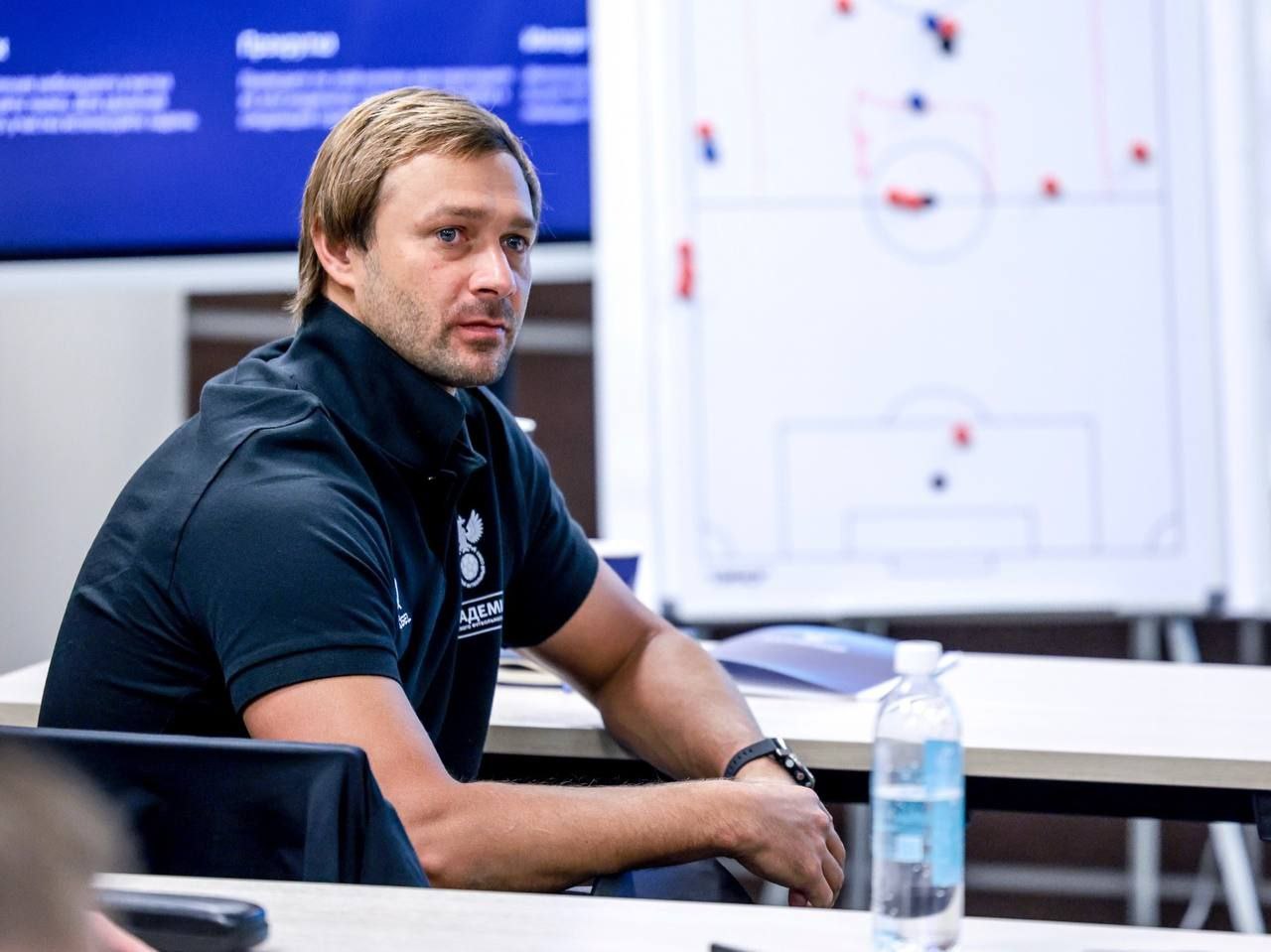 Дмитрий Сычёв покидает пост президента футбольного клуба Иртыш Об этом экс форвард сборной России объявил в эфире Матч ТВ Мы вместе добились большого результата выход в золотой дивизион Надеюсь что будет только лучше Было потрачено много сил нервов здоровья Нужно чуть выдохнуть а дальше как говорит молодежь новые вызовы сказал Сычёв Дмитрий Сычев родился в Омске в разное время выступал за Спартак Локомотив и Олимпик Марсель Бронзовый призер чемпионата Европы 2008 года в составе сборной России Известен как самый популярный омский нападающий Возглавил омский клуб в январе прошлого года Фото пресс служба ФК Иртыш