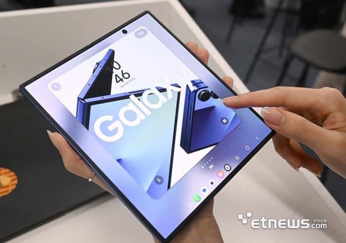 Samsung готовит широкий Fold в ответ на складной iPhone Samsung по данным ETNews разрабатывает новый складной смартфон Wide Fold более широкий формат близкий к будущему складному iPhone Устройство получит внутренний экран 7 6 с соотношением 4 3 и внешний 5 4 у iPhone ожидается почти та же диагональ 7 58 Формат 4 3 выбран ради удобства чтения веба и фото контент меньше обрезается держать устройство проще Это будет заметным отходом от почти квадратного Fold7 Презентацию Wide Fold планируют на осень 2026 года Он дополнит линейку выйдут один Flip классический Fold8 без изменений формата и новая широкая версия Также ожидается быстрая магнитная беспроводная зарядка Qi2 2 на 25 Вт рекорд для складных Samsung