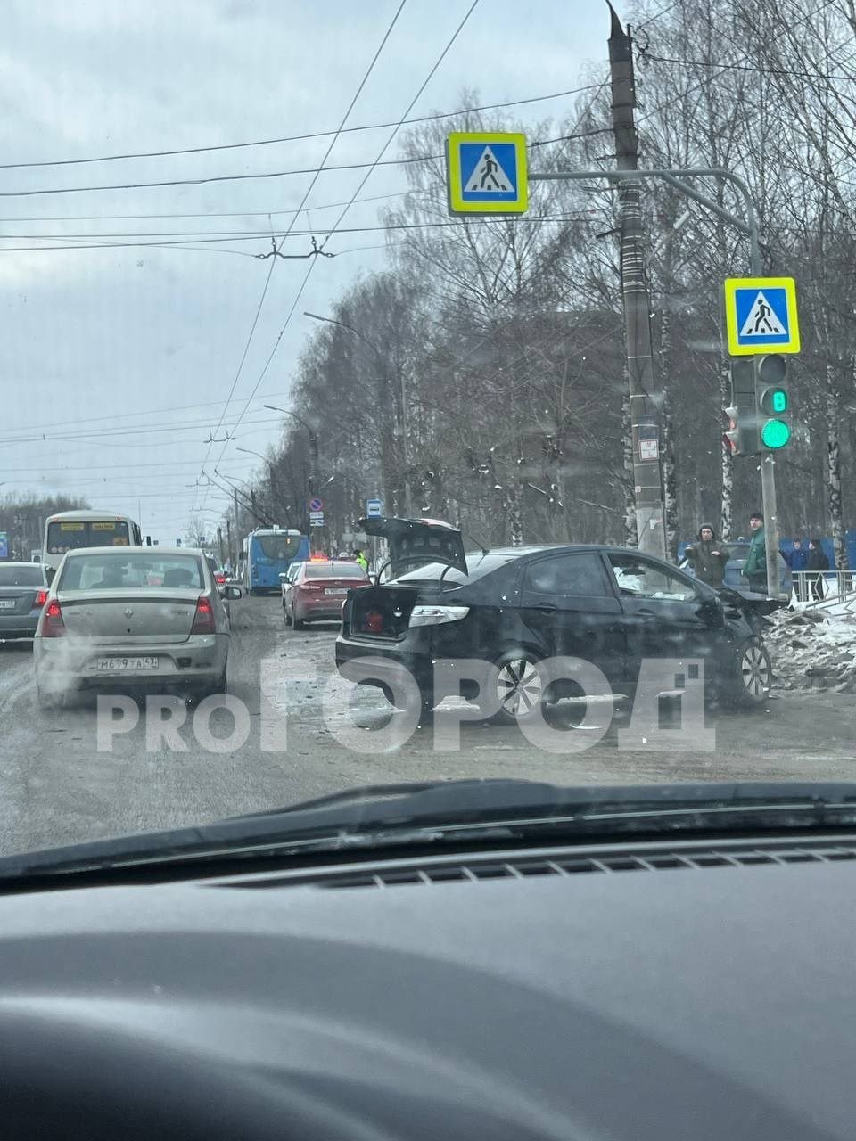 ДТП с Kia на улице Московской  По Московской от улицы Ердякова до Студенческого проезда образовалась пробка, пишут очевидцы.