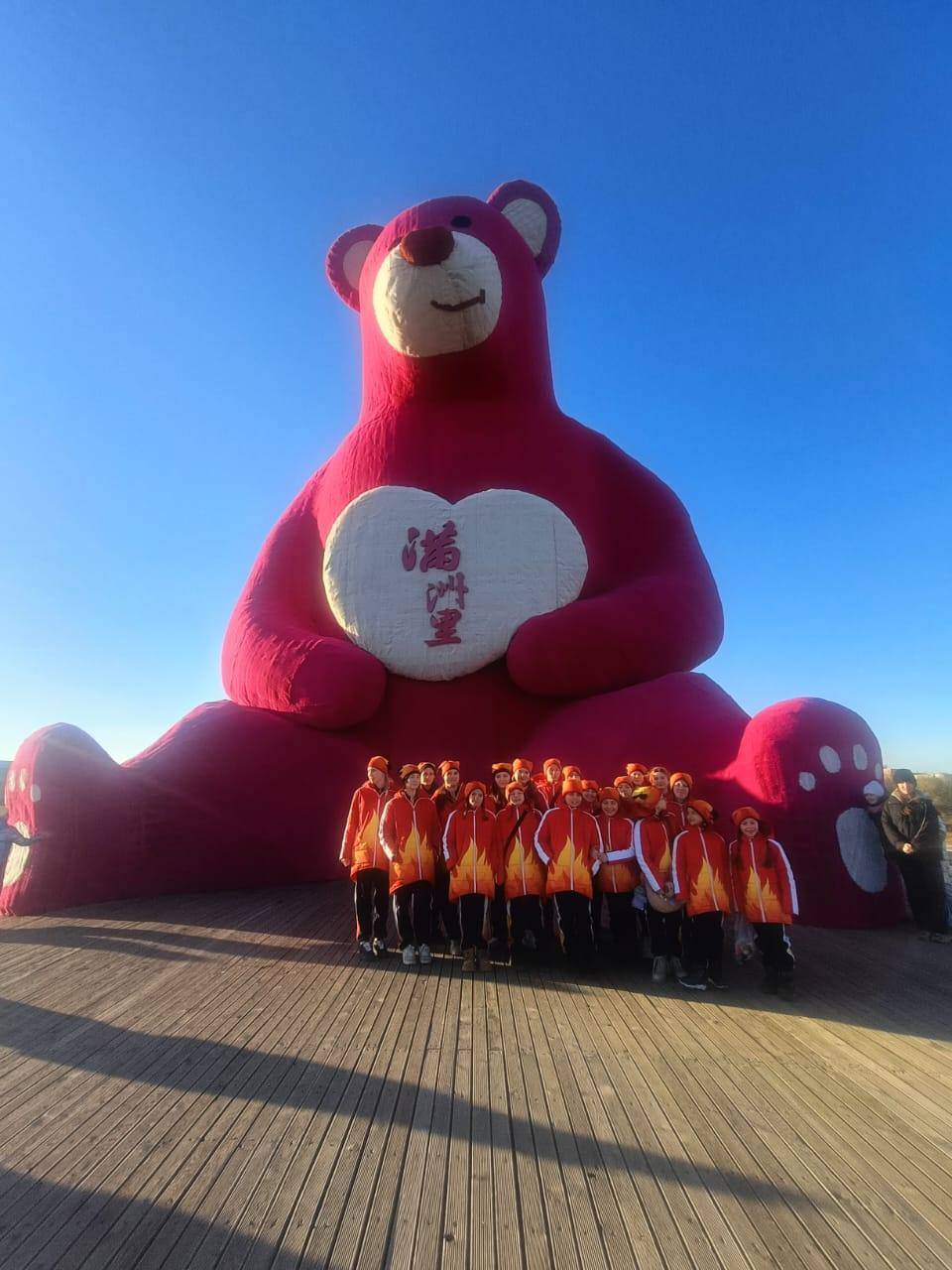 Образцовый ансамбль танца Огоньки из Культурно досугового центра Спутник принял участие в Международном конкурс фестивале Великий чайный путь который проходил в городе Маньчжурия Наши юные артисты привезли с конкурса дипломы лауреатов 1 степени за танцевальные номера Калинка Фрески Ностальгия Барыня Разноцветный Феникс За танец Город детства наши юные артисты стали лауреатами 2 степени Поздравляем коллектив ансамбля с такими результатами и желаем в дальнейшем побед в копилку коллектива