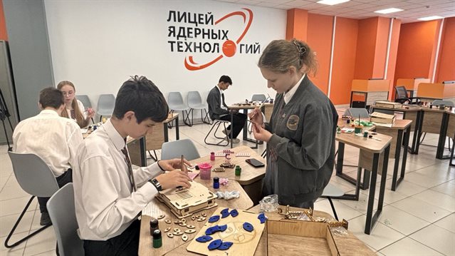 В Димитровградском лицее ядерных технологий открылся первый в Ульяновской области Инженерный класс Росатома Проект реализован совместно с Корпоративной академией Росатома и станет частью непрерывной системы образования Школа вуз предприятие
