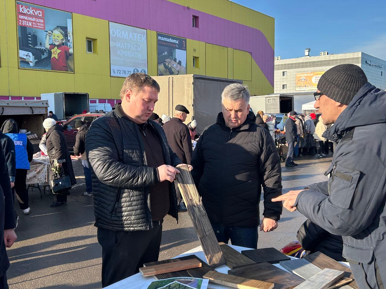 Почти шесть тысяч ульяновцев посетили первую весеннюю ярмарку в Засвияжском районе  Глава Ульяновска Александр Болдакин проверил качество подготовки площадки и организацию торговли, а также побеседовал с продавцами и покупателями.  - Ярмарки – это наше традиционное мероприятие, которое посещают многие горожане. Поставил задачу администрациям районов достойно готовить территорию, где проходит торговля, а творческим коллективам учреждений культуры – создавать праздничное настроение для посетителей. Ульяновцы смогли приобрести по доступным ценам овощи и фрукты, мясную продукцию, мясо и молоко, рыбу, яйца, а также изделия ремесленников, в том числе которые получили поддержку на развитие своего дела с помощью социального контракта, - отметил Александр Болдакин.  По информации организаторов, её посетили порядка 5800 человек, торговля была организована со 189 автомобилей. Вся продукция перед размещением прошла обязательную проверку на соответствие санитарным требованиям.  Подробнее - на сайте