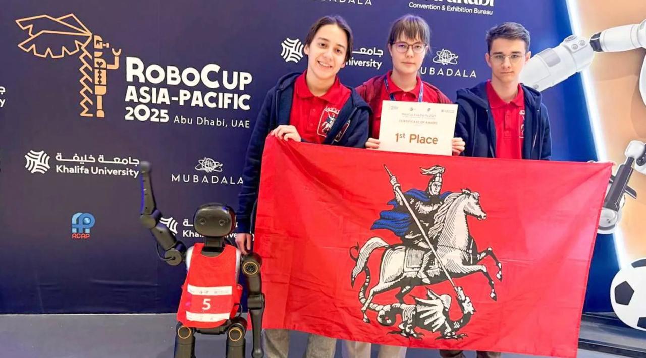 Трое московских школьников победили на чемпионате RoboCup в Абу Даби Они создали автономных роботов футболистов В финале команды играли матчи на выбывание где россияне одержали победу Поздравляем