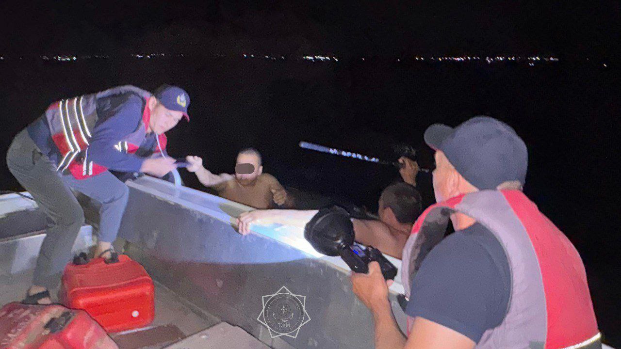 Двое рыбаков на резиновой лодке дрейфовали ночью в водохранилище Двое 38-летних рыбаков в Туркестанской области с наступлением темноты не смогли найти берег Шардаринского водохранилища. Они вызвали на помощь спасателей. Прибывшие работники МЧС обнаружили их в 1 км от берега. Их доставили на берег. Сообщается, что в медпомощи они не нуждались. Фото: МЧС /CentralMediaNews