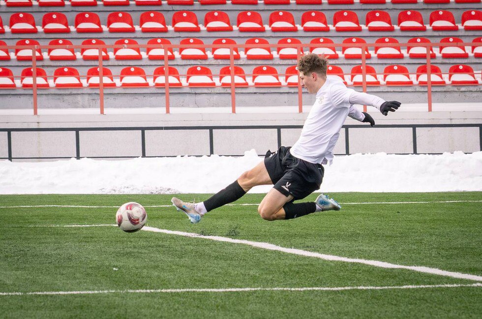 Донецкий Шахтер разгромил Интер на сборах в Новороссийске Первый мяч в ворота соперника Шахтер забил на 30 й минуте на перерыв команды ушли так же при счете 1 0 Воспользовавшись паузой тренер горняков сделал несколько замен и как оказалось не зря Второй тайм прошел под активным прессингом ворот Интера в итоге южане пропустили еще три мяча один из которых на 90 й минуте Финальный свисток прозвучал при счете 4 0 в пользу Шахтера Впереди у горняков еще две игры в рамках зимних сборов 16 февраля с ФК Нарт из Черкесска 19 февраля с брянским Динамо Читать полностью молодежь Фото ФК Шахтер Подпишись на нас в MAX