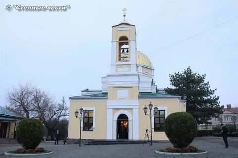 Интернет газета Степные вести Новости В День памяти жертв депортации калмыцкого народа в Калмыкии проходят траурные мероприятия Сегодня в День памяти жертв депортации калмыцкого народа во всех буддийских хурулах республики проходят поминальные молебны В Элисте к траурным мероприятиям присоединились и православные храмы В Кафедральном соборе Казанской иконы Божией Матери и в храме Святой Софии проходят Божественная литургия и заупокойное богослужение Уже в 11 часов на территории мемориального комплекса Исход и Возвращение состоится памятный митинг посвященный 82 й годовщине трагических событий Калмыкия Калмыкия Элиста регион08 Степные вести c источник