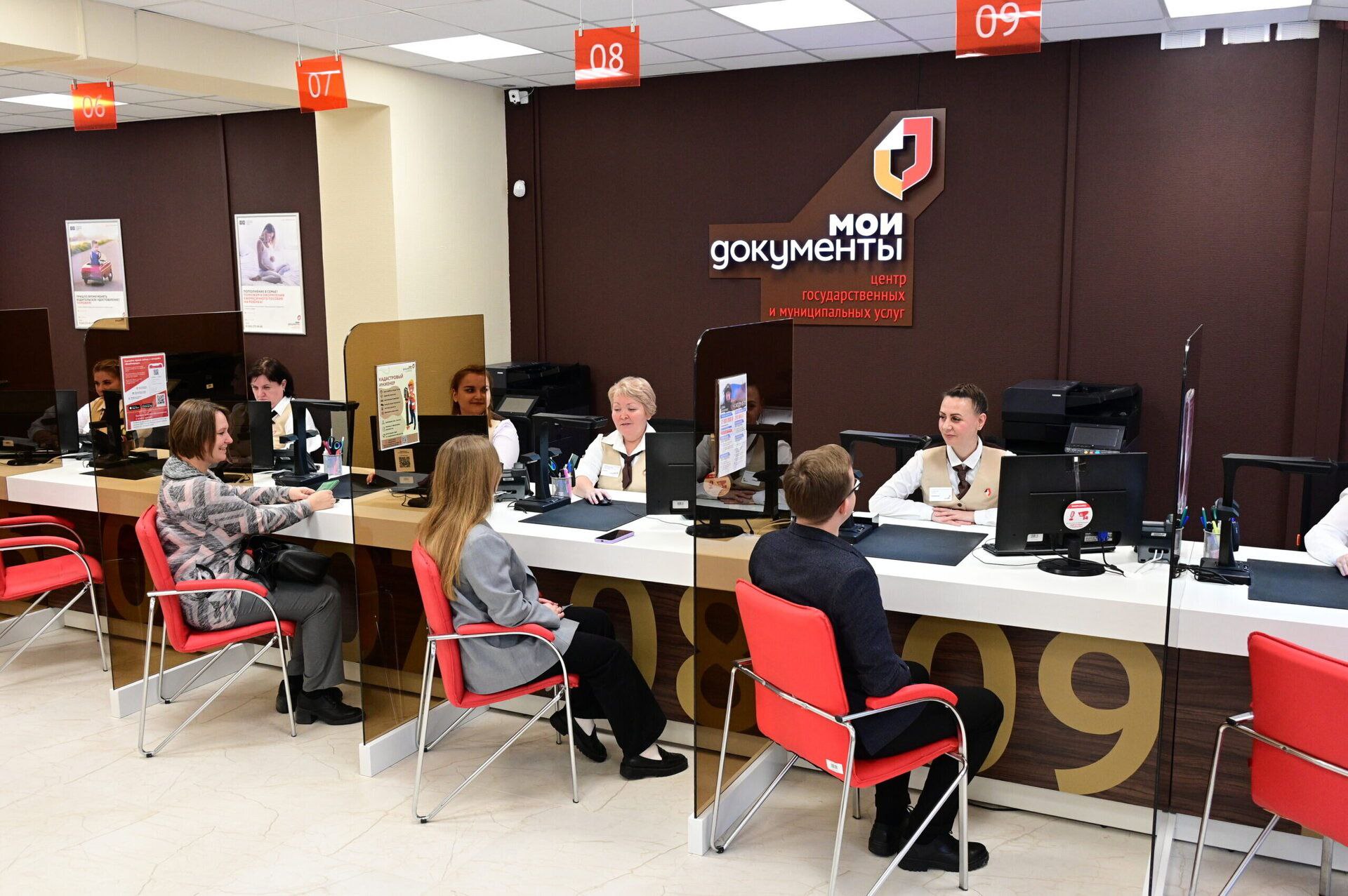 В Томске открылся новый МФЦ в микрорайоне Южные Ворота На ул Тихой 107а начал работу новый многофункциональный центр Жители могут получить здесь 230 государственных и муниципальных услуг оформить документы льготы пособия и справки а также проконсультироваться по различным вопросам Отделение работает с понедельника по субботу В планах администрации открытие МФЦ в микрорайонах Левобережный Лайф и Зеленые Горки Подписаться Регион 70   Прислать новость