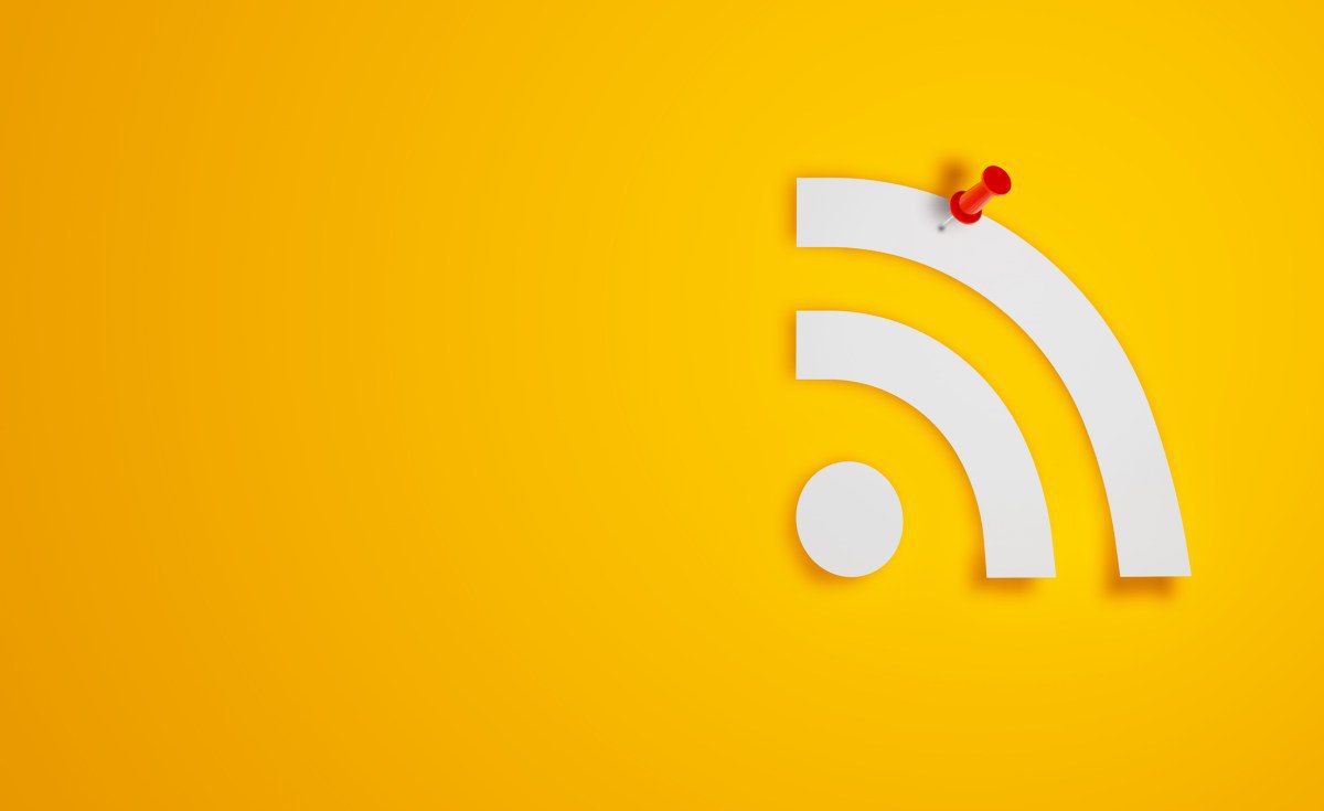 Со создатель RSS представил новый открытый протокол лицензирования данных для ИИ попытку навести порядок в том как модели собирают и используют контент Инициатива дает авторам и издателям прозрачный машиночитаемый способ задавать условия можно разрешать или запрещать обучение фиксировать атрибуцию и форматы вознаграждения Если стандарт подхватит индустрия он может стать robots txt для эпохи ИИ снизив конфликты вокруг парсинга и помогая создателям безопасно монетизировать работы Источник SeveraAIClub