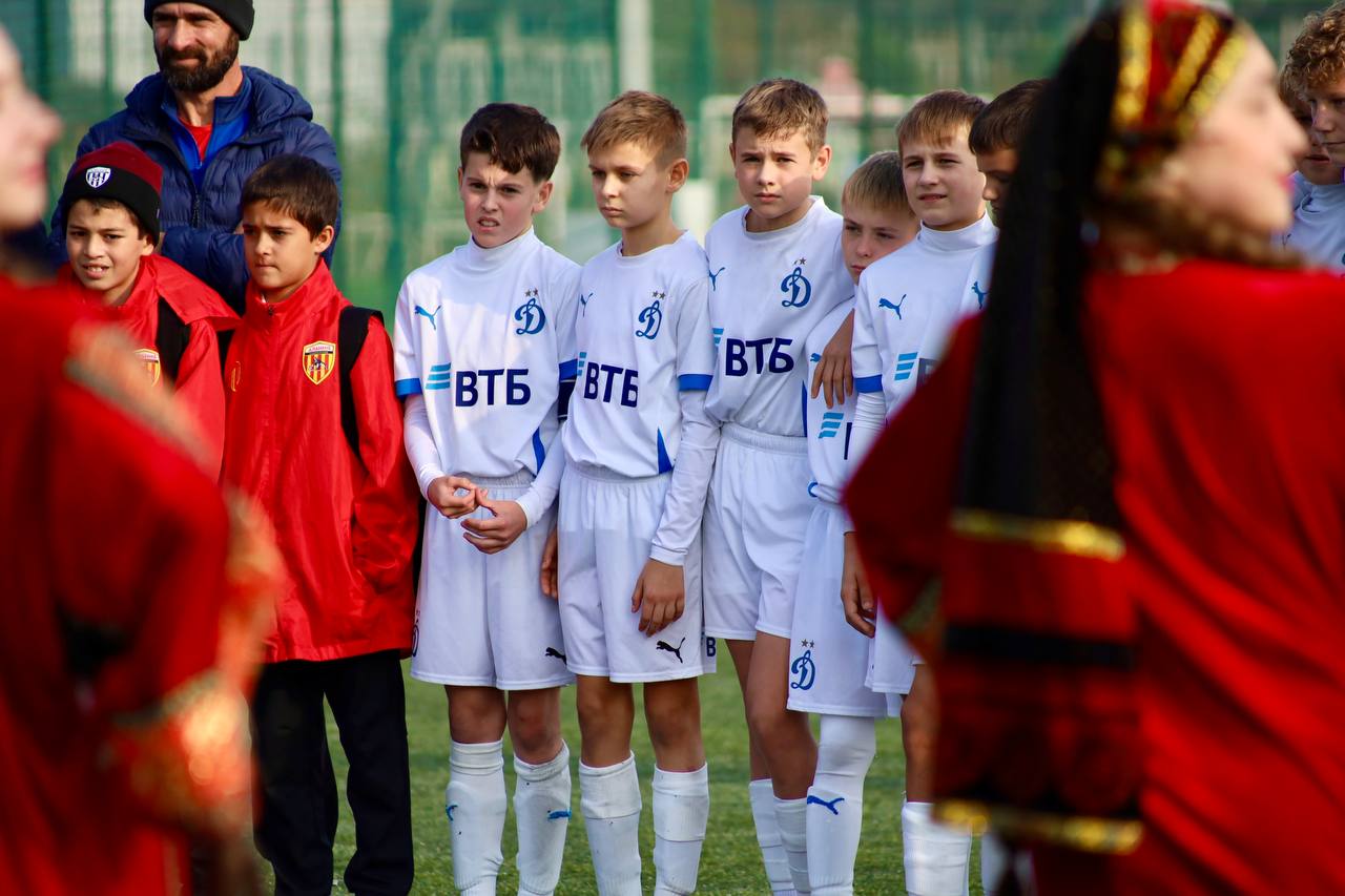 В Каспийске завершился Всероссийский футбольный турнир среди юношеских команд посвященный памяти выдающегося тренера Аблулманапа Нурмагомедова В соревнованиях приняли участие коллективы из разных уголков страны включая Москву Дагестан Алтайский край Воронежскую и Ульяновскую области а также Северную Осетию По итогам турнира победу праздновала столичная академия Динамо Серебряные награды завоевали динамовцы из Воронежа а бронзовые представители Дагестана