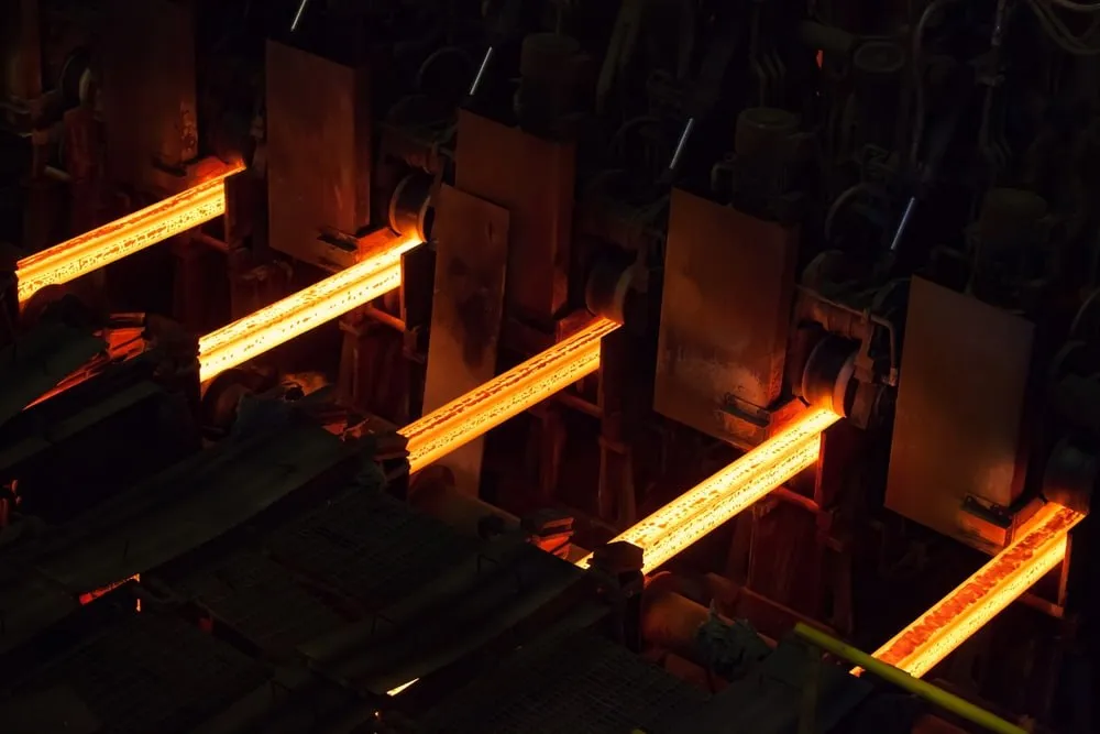 British Steel готовят к национализации решение может быть объявлено в тронной речи короля Правительство Великобритании завершает подготовку законопроекта который позволит полностью выкупить British Steel у китайской Jingye и передать предприятие под государственный контроль Официальное объявление может прозвучать уже в среду в традиционной тронной речи короля Это станет завершением шести лет нестабильного владения китайской стороны которое фактически парализовало модернизацию последнего в стране производителя первичной стали С апреля 2025 года британские власти уже управляют заводом в Сканторпе из за угрозы его закрытия но экономическая собственность остаётся у Jingye что мешает принятию стратегических решений Ежедневные убытки превышают 1 млн а доменные печи включая историческую Энни простаивают из за отсутствия инвестиций Национализация рассматривается как единственный путь сохранить отрасль и реализовать переход на низкоуглеродные технологии