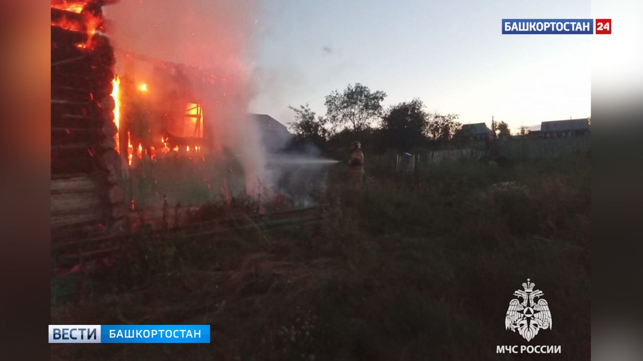 В Абзелиловском районе Башкортостана при пожаре погибла 60-летняя пенсионерка В деревне Кирдасово Абзелиловского района 2 июля сгорел бревенчатый дом. При разборе завалов на полу у двери было найдено тело женщины. Об этом сообщили в пресс-службе МЧС России по РБ. Происшествие случилось поздно вечером. Спасатели оперативно ликвидировали возгорание. В ходе разбора завалов на полу рядом с входной дверью было обнаружено тело 60-летней женщины. Известно, что в момент пожара в доме находились двое подростков 17 и 15 лет. Они попытались потушить пламя, но огонь быстро распространился, и им пришлось эвакуироваться. По предварительным данным, причиной пожара могла стать неисправность электрооборудования. В доме был установлен датчик дыма, который, по словам подростков, был отключен. Работает следственно-оперативная группа, проводится расследование. Подписаться Сообщить новости