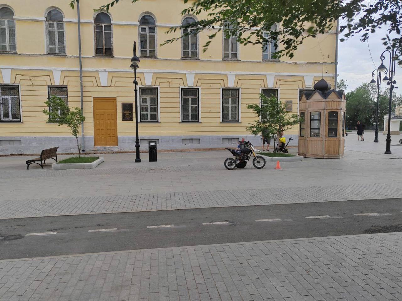 Мужчину с годовалым малышом на руках сбил подросток на питбайке на Советской в Оренбурге По данным регионального УМВД, 16-летний водитель питбайка двигался по пешеходной зоне Советской и сбил оренбуржца и ребенка. Годовалого малыша забрали на осмотр в больницу. Сотрудники полиции устанавливают все обстоятельства произошедшего. Оренбуржье