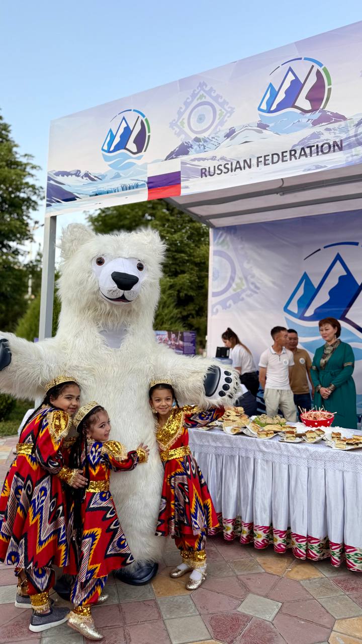 Россия представила северные ремёсла и традиционную кухню на выставке в рамках Международной конференции по сохранению ледников 29 мая на открытой площадке у водопада «Наврузгох» в Душанбе состоялась выставка ремёсел и продукции стран-участниц Международной конференции высокого уровня по сохранению ледников. Мероприятие стало ярким символом культурного и экологического разнообразия народов. Российский стенд сразу привлёк внимание гостей. Посетителям предлагались магаданские креветки и бурятские бузы, русские пироги с разнообразными начинками, блюда подавались на тарелках из бересты. Юных посетителей выставки встречали полярные белые медведи. Гости смогли познакомиться с традиционными промыслами и этнокультурным наследием коренных народов России: от изделий ручной работы в виде женских украшений до образцов одежды и предметов быта. Стенд также акцентировал внимание на участии России в международных усилиях по сохранению ледников и устойчивому природопользованию. Международная конференция по сохранению ледников, проходящая с 29 по 31 мая в Душанбе, собрала более 2500 участников из 80 стран и проходит по инициативе Президента Республики Таджикистан Э.Рахмона в рамках Международного года сохранения ледников, провозглашённого Генеральной Ассамблеей ООН.