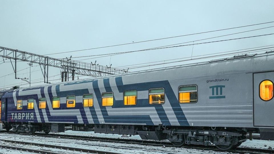 Поедем на юга Как добраться в Крым на новогодние праздники 2026 Чтобы застать снежную сказку россияне обычно выбирают более северные направления Народ едет на горнолыжные курорты или смотреть на китов и северное сияние Но есть и любители более теплых направлений Крым идеальное для этого место Оказывается для новогоднего настроения снег вовсе не нужен Надо сказать в этом году туроператоры отмечают высокий спрос на отдых россиян в Крыму в период новогодних праздников В этом году полуостров выбирают на 10 20 чаще Крым набирает популярность среди желающих провести новогодние каникулы у моря благодаря мягкому климату и разнообразию праздничных мероприятий Большинство туристов бронировало новогодние туры в Крым за 1 5 2 месяца до праздников отмечают в пресс службе АТОР Подробнее