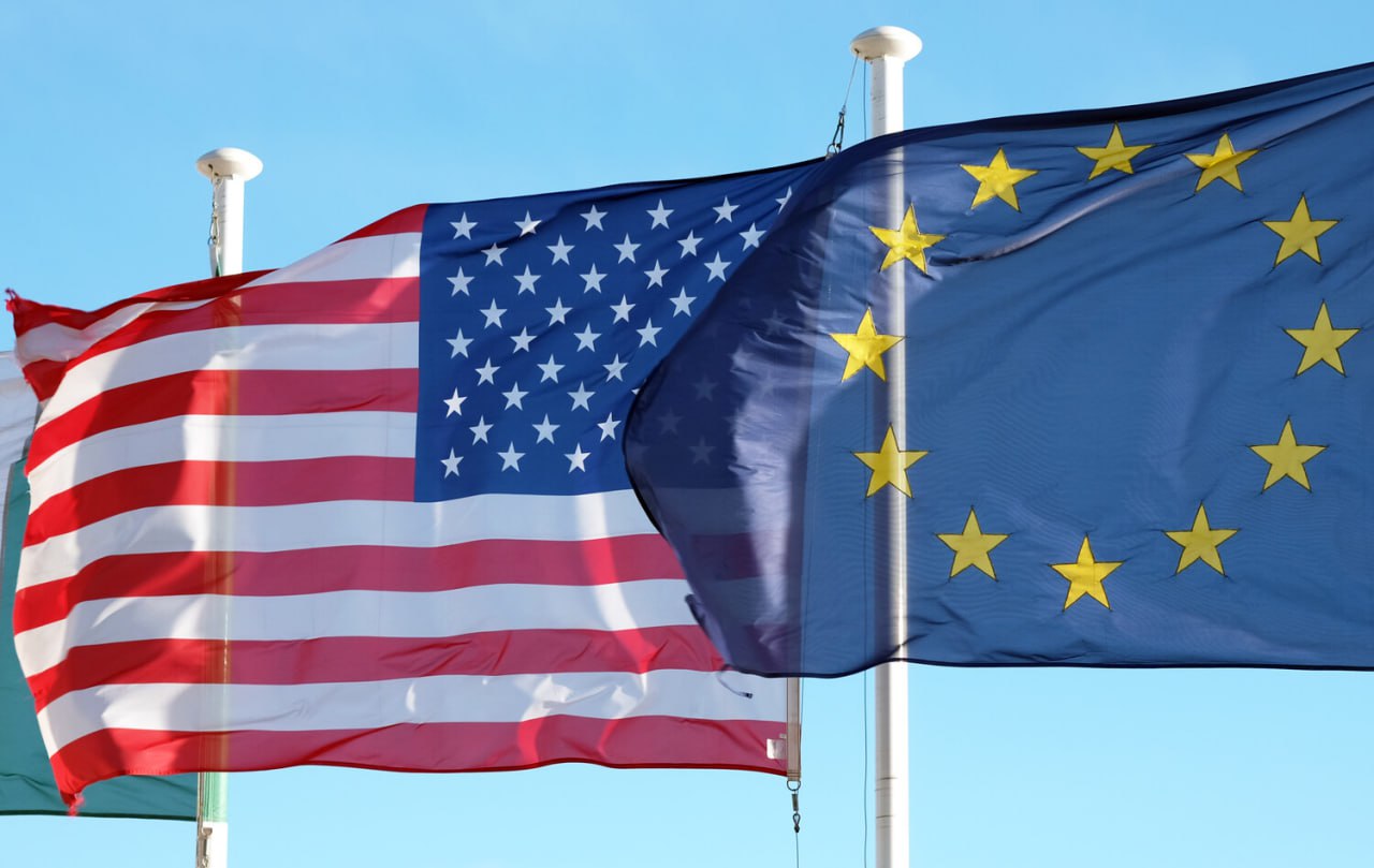 ЕС подготовил список контрмер на тарифы США на 72 млрд евро Согласно документу, подготовленному Европейской комиссией, во второй список контрмер, направленных против американских товаров, вошли самолеты компании Boeing Co., автомобили и виски бурбон, сообщает Bloomberg. Под ограничения также попадут американские машиностроительные изделия, химикаты и пластмассы, медицинские приборы, электрооборудование, вина и другие сельскохозяйственные товары. Список, который первоначально касался американских товаров на общую сумму 95 млрд евро, был сокращен после консультаций с компаниями и государствами-членами ЕС. Страны должны дать свое согласие до принятия списка. Пакет мер подготовлен в преддверии рассылки письма Минфина США с угрозой повышения тарифов до 30%. По словам главы торгового совета ЕС Мароша Шефчовича, тарифная политика США является "фактически запретительной" для трансатлантической торговли и ЕС настаивает на том, что любое урегулирование должно быть взаимовыгодным для обеих сторон.