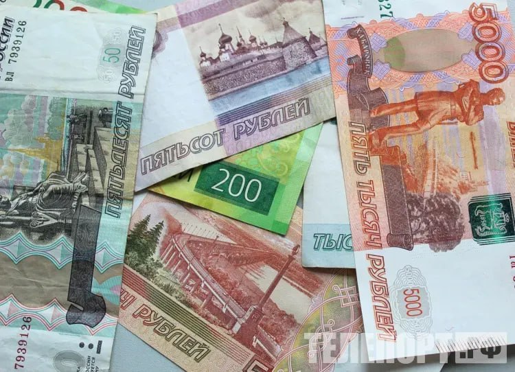 Зарплаты россиян вырастут на 51% к 2028 году К 2028 году среднемесячные номинальные зарплаты россиян до вычета НДФЛ вырастут на 51%, согласно прогнозу Минэкономразвития, пишут "Ведомости". В базовом сценарии показатель достигнет к 2025 году 102,7 тыс. рублей в годовом выражении +16,8% , а к 2028 году - 132,9 тыс. рублей +7,3% . В консервативном варианте, который учитывает риски замедления мировой экономики, рост будет немного ниже: к 2028 году - до 127,4 тыс. рублей. Реальные зарплаты увеличатся скромнее с учетом инфляции : в 2025 году - на 6,8% и к 2028 году - до 3,2%. При этом ведомство ожидает замедления роста производительности труда с 3,5% в 2024 году до 2,3% в 2025-м. К 2028 году численность рабочей силы вырастет до 76,5 млн человек, а уровень безработицы сохранится на уровне 2,5%. Продолжение