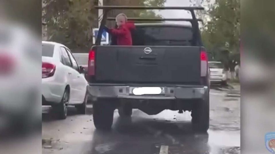Боялся испачкать салон севастополец вез 4 летнего сына в кузове пикапа СИМФЕРОПОЛЬ 20 окт РИА Новости Крым В Севастополе мужчина перевозил своего 4 летнего сына в кузове пикапа Нарушитель заплатит штраф его дело направлено в подразделение по делам несовершеннолетних Об этом сообщили в Управлении МВД России по городу По информации правоохранителей в соцсетях появилось видео на котором зафиксирована перевозка ребенка с грубейшим нарушением ПДД малолетний пассажир ехал стоя в кузове пикапа Водителя оперативно установили Нерадивым перевозчиком оказался 52 летний местный житель который рассказал что его 4 летний сын по дороге с рынка упал в лужу и чтобы не пачкать салон иномарки он решил привезти его домой в кузове сказано в сообщении В отношении нарушителя составили Подробнее