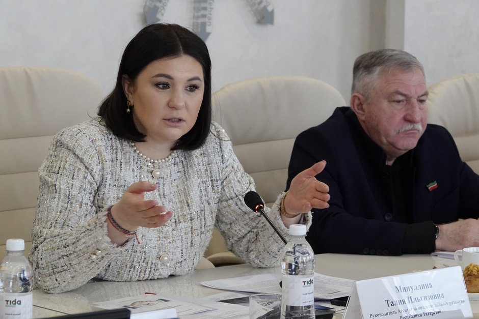 Минспорт РФ отправил Татарстан в бан по совместным проектам с бизнесом из за срыва проекта ГЧП Как инвесторов республики подвели смена правил игры на ходу высокая ставка ЦБ и удорожание строительства депутаты обсудили проблемы реализации государственно частного партнерства Действующий механизм государственно частного партнерства в России предоставляет полную защиту инвестору а все риски перекладывает на государство указали на проблему на выездном заседании Комитета Госсовета Татарстана по экономике инвестициям и предпринимательству Депутатам предложили доработать закон о ГЧП но так чтобы избежать еще одной угрозы утратить доверие бизнеса Предприниматели уже начали отказываться от ряда совместных проектов с государством например челнинский бизнесмен Евгений Вайнер решивший не возводить термальный комплекс в Набережных Челнах даже с учетом бюджетной субсидии в полмиллиарда и выигранного дела по пересмотру налоговой базы подробности в материале Реального времени Подпишитесь на Реальное время в МАХ Telegram Дзен