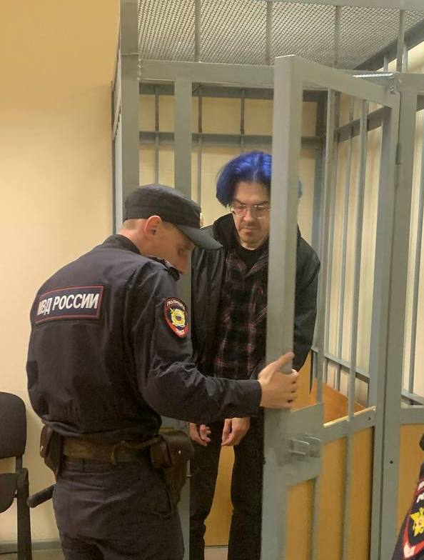 Лидера инцелов Поднебесного освободили из-под стражи в зале суда Помните скандального блогера Алексея Поднебесного, которого уличили в слишком близких отношениях с 15-летней девочкой? Так вот суд изменил ему меру пресечения со стражи на запрет определенных действий. Теперь ему нельзя пользоваться интернетом, ходить на массовые мероприятия, общаться со СМИ и участниками по делу. На совести блогера по два эпизода развратных действий в отношении несовершеннолетней и половых сношений с ней же. : объединенная пресс-служба судов Петербурга : СПб — Новогодний розыгрыш тут