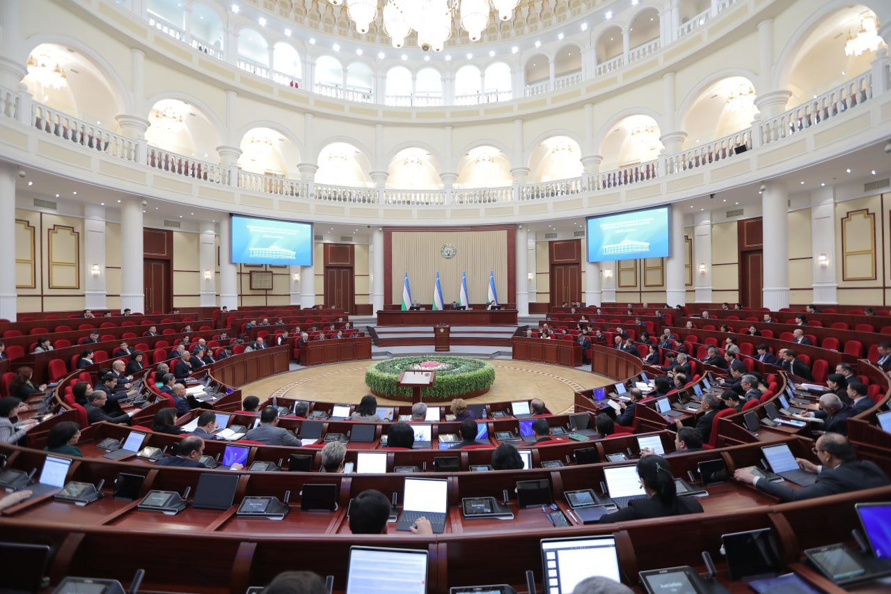 В Узбекистане хотят наказывать за скандальные видео в соцсетях Законопроектом предусмотрено введение административной ответственности за распространение материалов пропагандирующих совершенное самим лицом правонарушение Также планируют наказывать за использование нецензурной лексики оскорбительные и непристойные высказывания а также иные действия нарушающие общественный порядок в телекоммуникационных сетях и интернете распространение рекламу и демонстрацию продукции пропагандирующей участие в вооруженных конфликтах или военных действиях на территории иностранного государства либо на его стороне   repost uz radi xaypa ne prokatit Подписывайтесь на Repost