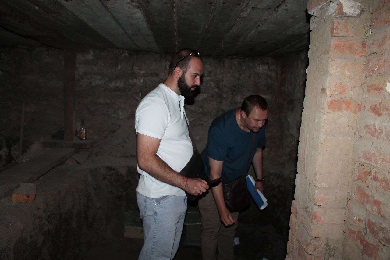 В Таганроге началась реконструкция театра имени А. П. Чехова. Об этом сообщил глава региона Юрий Слюсарь. «Здание театра было построено 159 лет назад, и сейчас его износ составляет 62%. На проведение ремонтных работ было выделено более 550 миллионов рублей в рамках национального проекта «Семья». Завершить реконструкцию планируется в августе 2027 года», — уточнил глава региона. В ходе работ подрядчик укрепит фундамент здания, отремонтирует фасад и крышу, заменит и отремонтирует внутренние коммуникации, восстановит исторический паркет, отремонтирует шахты лифта и сцену. Работы ведутся в соответствии с графиком. Фото: Юрий Слюсарь. «ДОН 24»