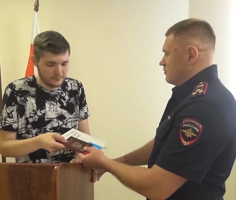 Казахстанец получил российское гражданство за участие в российско-украинском конфликте    24-летний уроженец Казахстана, участвовавший в вооруженном конфликте на стороне России, получил российский паспорт. Церемония прошла в Управлении по вопросам миграции МВД Северной Осетии.    Парень добровольно заключил контракт с Минобороны РФ и участвовал в боевых действиях. В ходе выполнения задач получил тяжёлое ранение, в результате чего Миграционные службы Северной Осетии ускорили процедуру предоставления гражданства РФ.  «Он разделяет традиционные ценности нашей страны и проявил мужество, защищая интересы России», — отметила Ирина Волк, представитель МВД РФ    Власти подчёркивают «профессионализм и человеческое отношение» сотрудников миграционной службы. ℹ  Это не первый случай получения гражданства РФ участниками боевых действий из стран СНГ. В 2023 году Владимир Путин подписал указ об упрощённом порядке предоставления российского паспорта иностранным добровольцам, однако законодательство большинства стран Центральной Азии предусматривает санкции за такое участие.   Официальных комментариев от казахстанских властей пока не поступало. Ранее в МИД РК заявляли, что участие граждан Казахстана в конфликтах за рубежом не поощряется.    Однако это далеко не первый случай, когда казахстанцы по зову своих внутренних принципов отправляются на помощь своему братскому народу. Такая тенденция достаточно популярна среди не только, казахстанцев, но и, в принципе, среди юношей по всей Центральной Азии. И, может, это и местами противоречит законодательству некоторых стран, но с моральной стороны оно совершенно оправданно. К тому же, если человек кровью доказал свою преданность стране, то получение гражданства вполне заслуженно.  #Казахстан #Россия