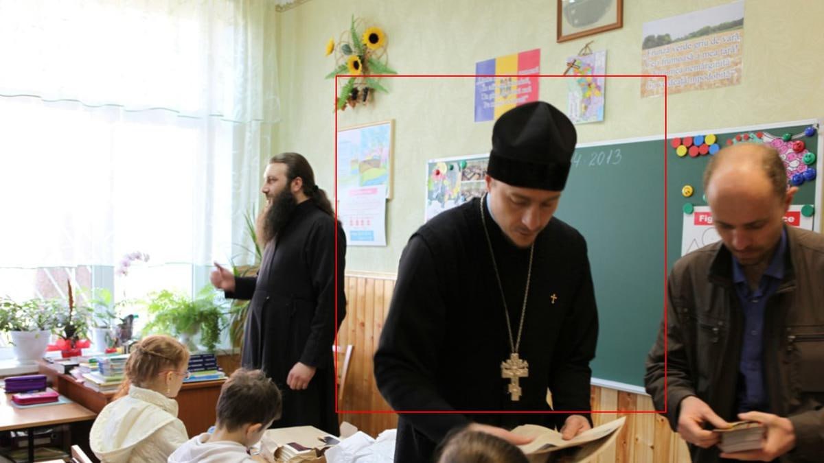 В Страшенском районе полиция задержала трех человек по подозрению в продаже наркотиков.   Молодая пара работала в качестве курьеров, а поставлял им наркотики на продажу - священник.   Пишут, батюшка не только был наркоторговцем, но и сам употреблял.