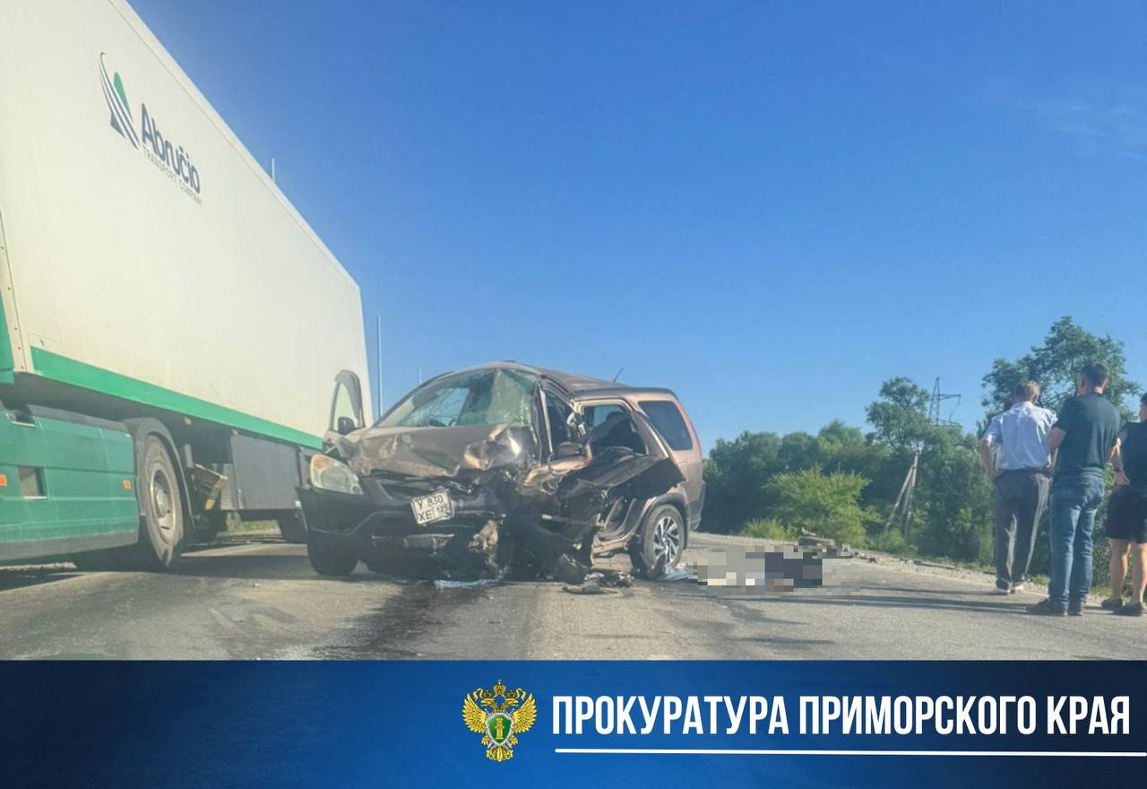 Один погиб, четверо пострадали: стали известны подробности ДТП в районе Смоляниново Водитель Honda CR-V выехал на встречную полосу и спровоцировал лобовое столкновение с Toyota RAV-4. Пострадали водитель и три пассажира Toyota, в том числе 17-летняя девушка. Пассажир Honda скончался на месте. Прокуратура поставила на контроль установление обстоятельств ДТП. Источник: ОТВ.Происшествия