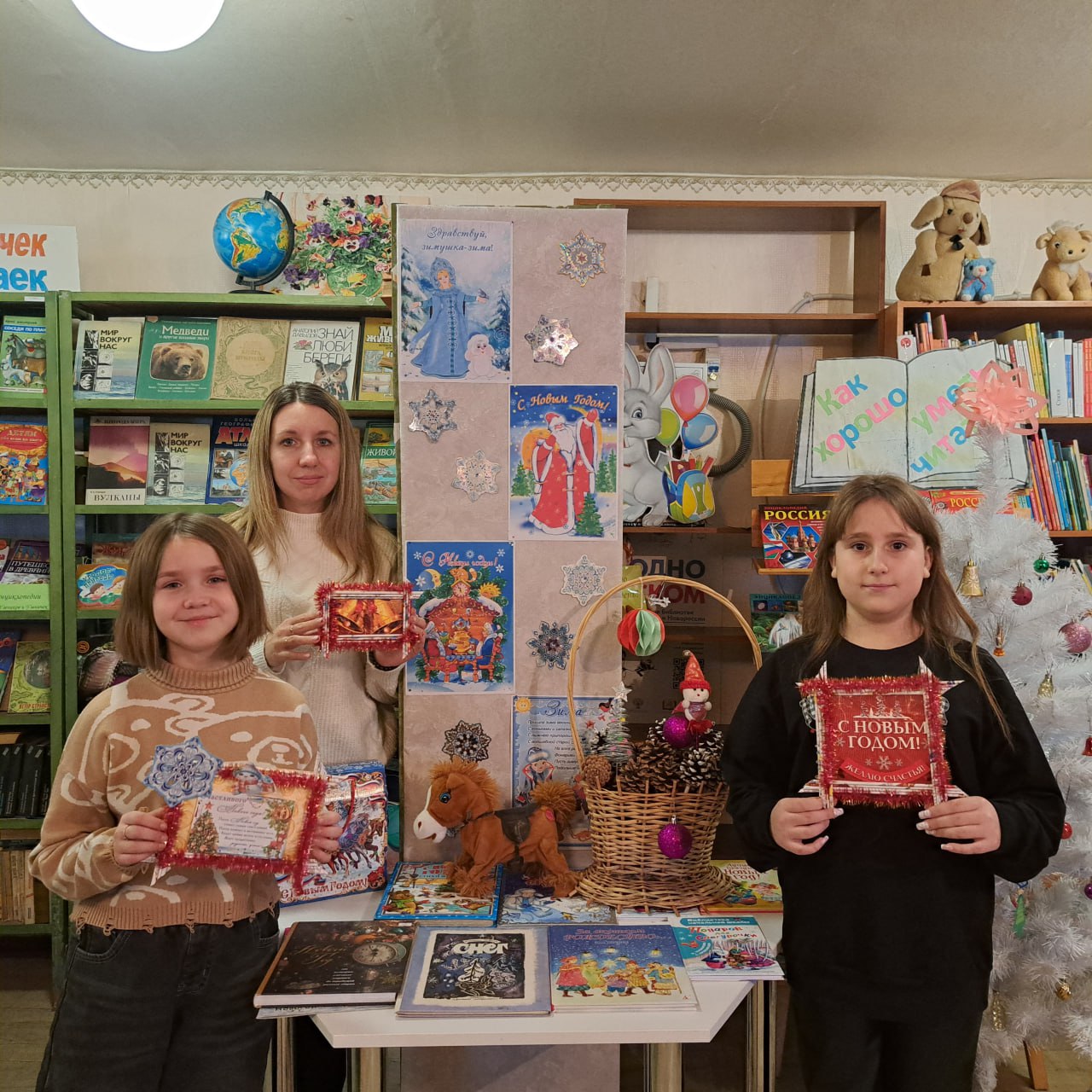 24 декабря в библиотеке 13 г Перевальска в рамках подготовки к Новому году прошёл мастер класс Новогодняя рамка для участников кружка Рукодельные чудеса Мастер класс прошёл в онлайн режиме для перевальчан который провели библиотекари Светлинского района Оренбургской области Коллеги из Оренбурга представили свои интересные традиции украшение домов рассказали историю праздника Во время работы юные мастера погрузились в удивительную атмосферу предновогоднего чуда Каждый ребёнок проявил фантазию в изготовлении новогодней рамки которая украсит библиотеку и придаст ей новогоднюю атмосферу В завершении мероприятия коллеги обменялись взаимными поздравлениями с новогодними праздниками обсудили дальнейшие планы сотрудничества в следующем году