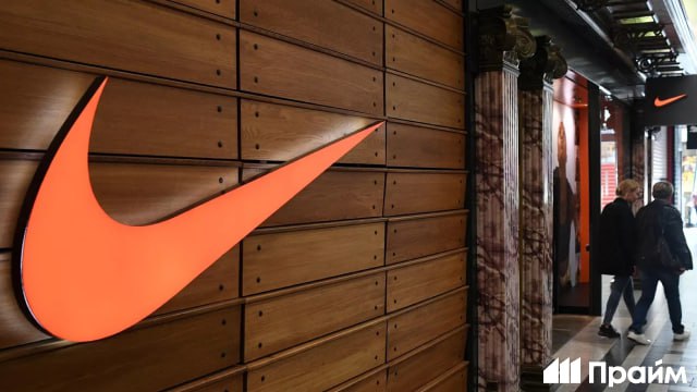 Nike продлил в России товарные знаки до 2036 года Согласно электронной базе Роспатента действие исключительного права на Nike Shox должно истечь в августе 2026 года на AF1 в мае 2026 года на Jordan в ноябре 2026 года а на Air Max и Tn Air в октябре 2026 года Nike сможет продавать в России одежду обувь головные уборы футболки носки гимнастические и спортивные товары мячи Подписывайтесь на ПРАЙМ в MAX