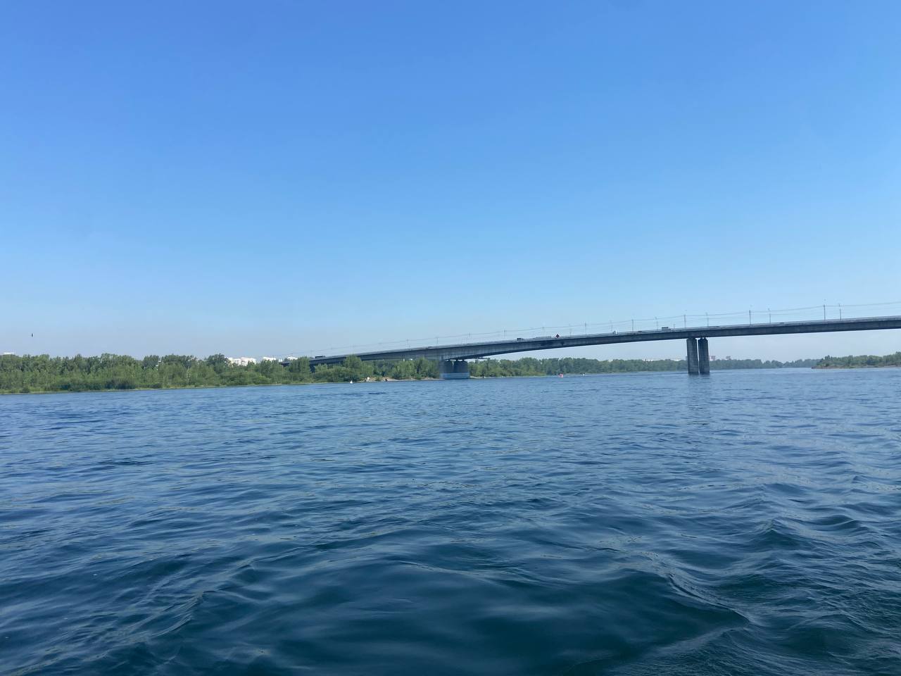 Пьяный водитель лодки в Красноярске накренил судно и сбежал, бросив возлюбленную в воде 39-летний мужчина, выпив, посадил в моторную лодку свою спутницу, ее семилетнего сына и подругу своей «жены». Компашку он решил покатать по Енисею. Не просто покатать, а показать, какой он умелый судоводитель. Во время очередного опасного маневра лодка накренилась из-за волны от встречного судна, и обе женщины упали в воду. Мужчина, испугавшись последствий, сбежал с места. Его спутниц из воды вытягивали очевидцы. Обошлось в итоге без пострадавших. «Капитана» же поймали полицейские. Алкотест показал, что мужчина был в легком опьянении. Кроме того выяснилось, что лодка нигде не зарегистрирована. Материалы уже направили в Госинспекцию по маломерным судам. Мать ребенка привлекут к ответственности за то, что подвергла сына опасности. А самого судоводителя могут наказать по статье за оставление в опасности, сообщили в транспортной полиции. Это Борус.Люди